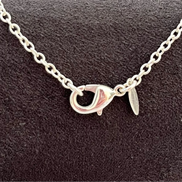 EUC AVON SILVERTONE FAUX GREEN JEWELS NECKLACE - Picture 2 of 2